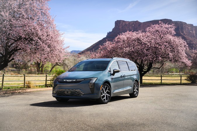 Chrysler Pacifica 2027 llega más barata y con mayor tecnología