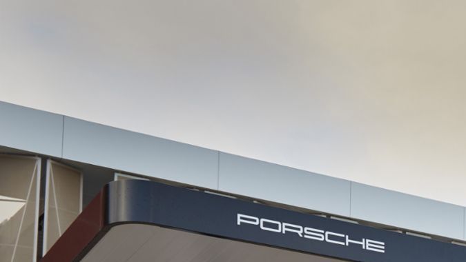 Tres Porsche Taycan eléctricos cargando en estación ultrarrápida Porsche e Iberdrola, coches deportivos enchufados en cargadores rápidos para vehículos eléctricos en España