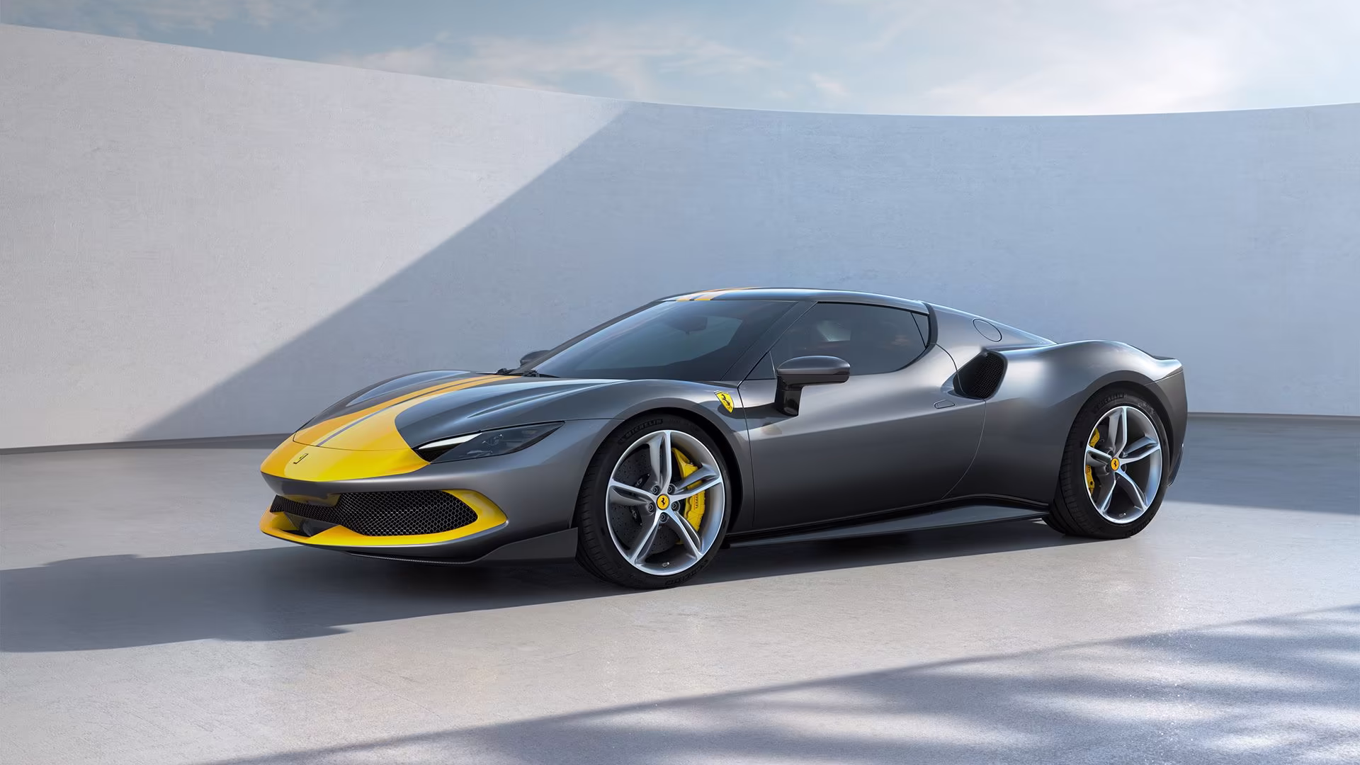 Ferrari 296 GTB híbrido enchufable gris y amarillo estacionado en estudio, superdeportivo italiano combinando motor V6 y tecnología eléctrica