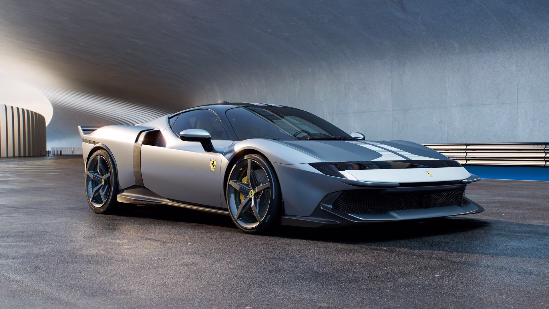 Ferrari Testarossa plateado en pista, superdeportivo italiano con diseño clásico renovado y perfil aerodinámico de alto rendimiento.