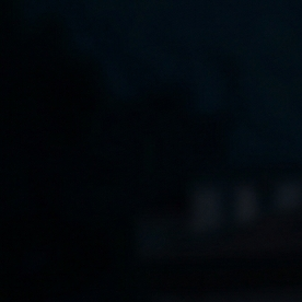 Teaser del Vision BMW Alpina azul en Villa d’Este, destacando faros encendidos, parrilla icónica y llantas multirradio bajo luz dramática.