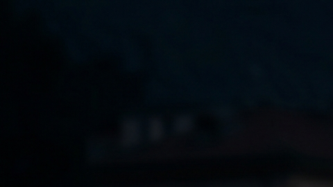 Teaser del Vision BMW Alpina azul en Villa d’Este, destacando faros encendidos, parrilla icónica y llantas multirradio bajo luz dramática.