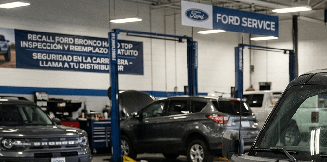 Ford Bronco en concesionario durante campaña de recall, técnico revisa el vehículo en centro de servicio oficial Ford.