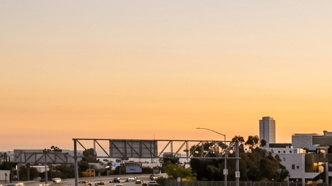 Los autos más vendidos en Estados Unidos transitando por una autopista en california