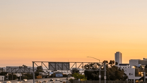 Los autos más vendidos en Estados Unidos transitando por una autopista en california