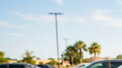 SUV plateado con ventanas abiertas estacionado en un parqueadero