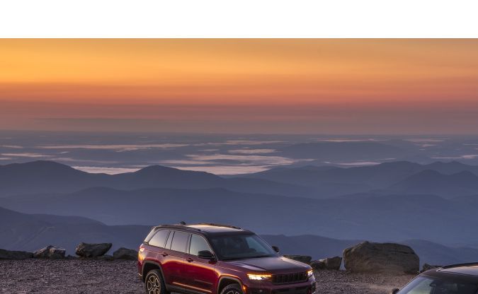 Jeep Cherokee Line 2022 en montaña al atardecer