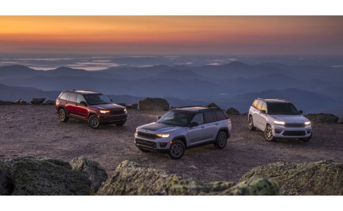Jeep Cherokee Line 2022 en montaña al atardecer