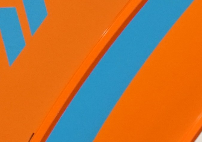 Jenson Button en Hot Wheels Design Center El Segundo California con uniforme de carreras y logo