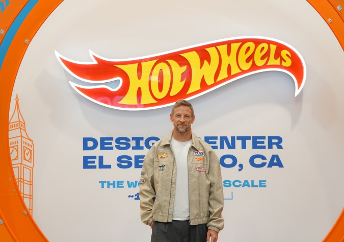 Jenson Button en Hot Wheels Design Center El Segundo California con uniforme de carreras y logo
