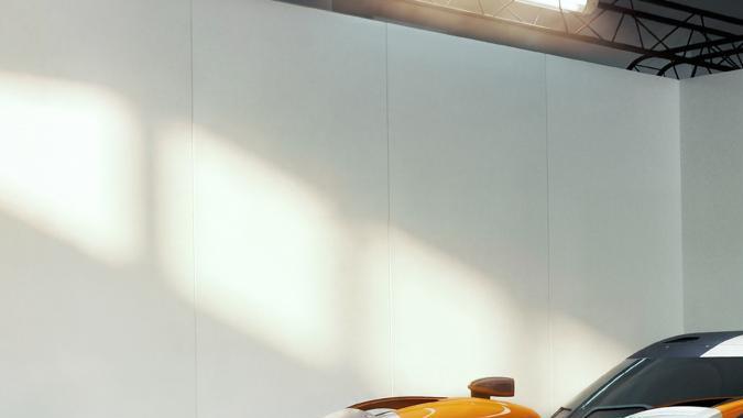 McLaren Hypercar GTR 2026 en color plata y naranja, prototipo de carreras presentado en estudio con estilo futurista.