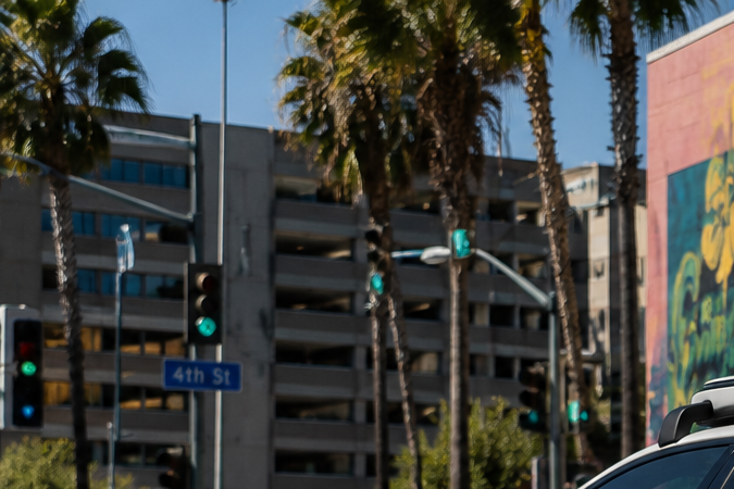 Auto autónomo Waymo circula por avenida de California, imagen relacionada con multas de tránsito, regulación vial y conducción sin conductor.