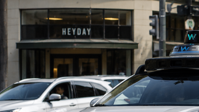 Policía de California detiene vehículo autónomo Waymo en calle urbana por control de tránsito y posibles multas de tráfico