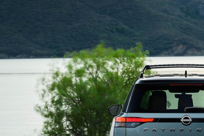 Nissan Pathfinder Platinum 2026 vista trasera en paisaje montañoso junto al lago