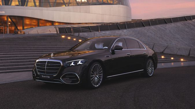 Mercedes-Benz Clase S 2026 en color negro, vista frontal tres cuartos con parrilla cromada y faros LED en ambiente urbano.