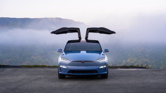 Puertas tipo "halcón" del Tesla Model X.