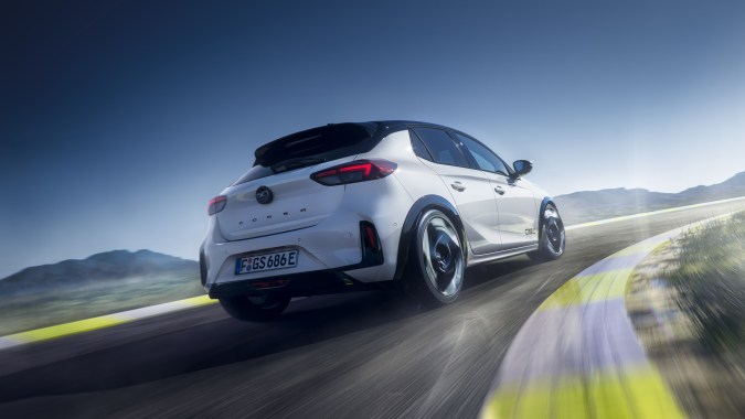 El nuevo Opel Corsa GSE eléctrico debuta con 281 caballos de fuerza, un diseño deportivo para una conducción divertida que revive la esencia de los modelos clásicos de Corsa.
