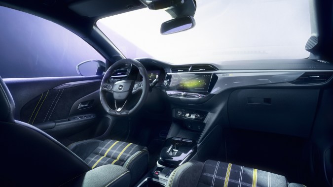 El nuevo Opel Corsa GSE eléctrico debuta con 281 caballos de fuerza, un diseño deportivo para una conducción divertida que revive la esencia de los modelos clásicos de Corsa.