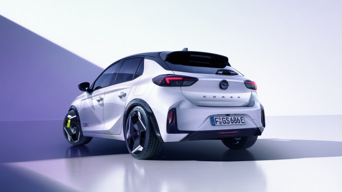 El nuevo Opel Corsa GSE eléctrico debuta con 281 caballos de fuerza, un diseño deportivo para una conducción divertida que revive la esencia de los modelos clásicos de Corsa.