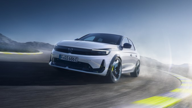 El nuevo Opel Corsa GSE eléctrico debuta con 281 caballos de fuerza, un diseño deportivo para una conducción divertida que revive la esencia de los modelos clásicos de Corsa.