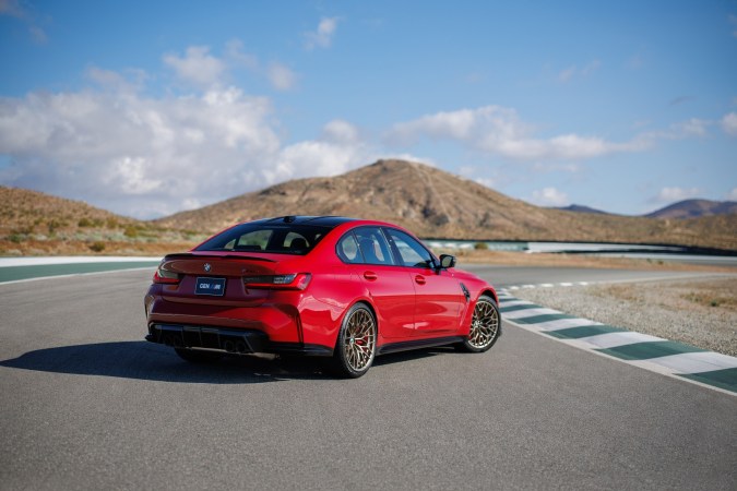 BMW M3 CS rojo vista trasera en circuito con rines deportivos y diseño aerodinámico de alto rendimiento