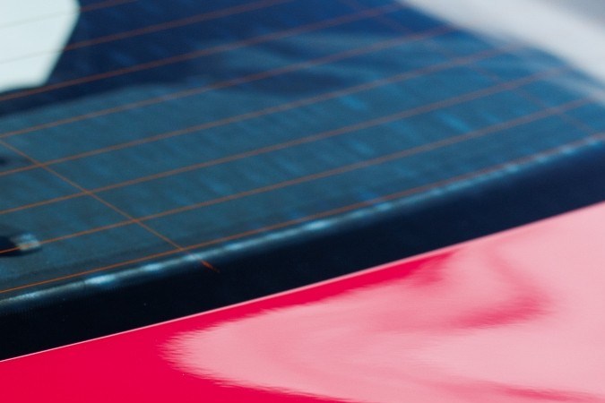 Detalle de alerón trasero BMW M3 CS con logo BMW y placa GEN M en rojo intenso