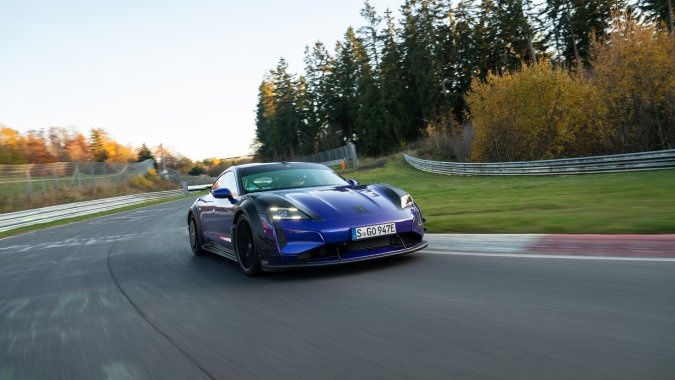 Porsche reafirma su poderío en los autos eléctricos con el Taycan Turbo GT kit Manthey