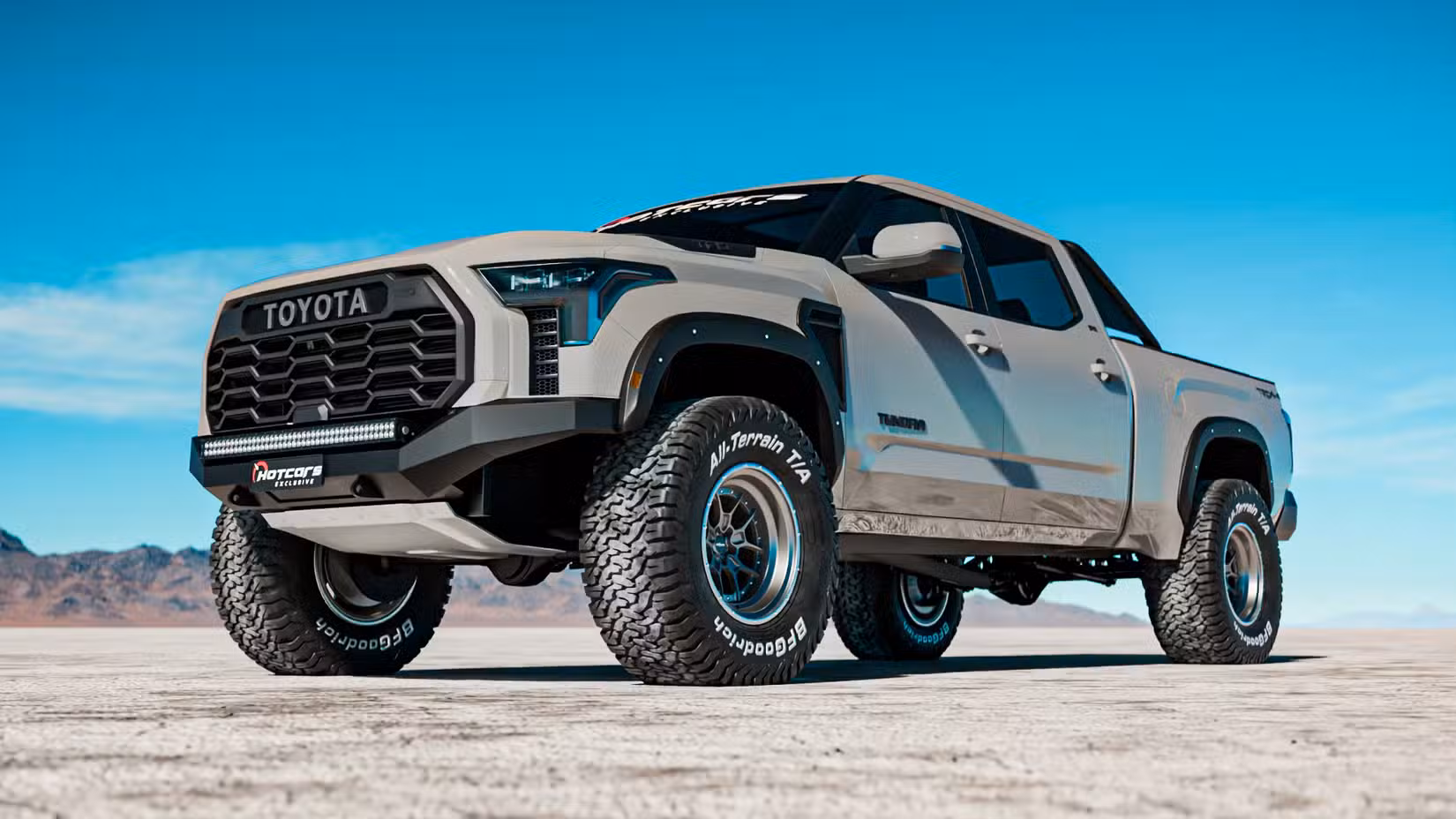 Toyota Tundra TRD Hammer 2027 en color blanco con llantas todo terreno en desierto