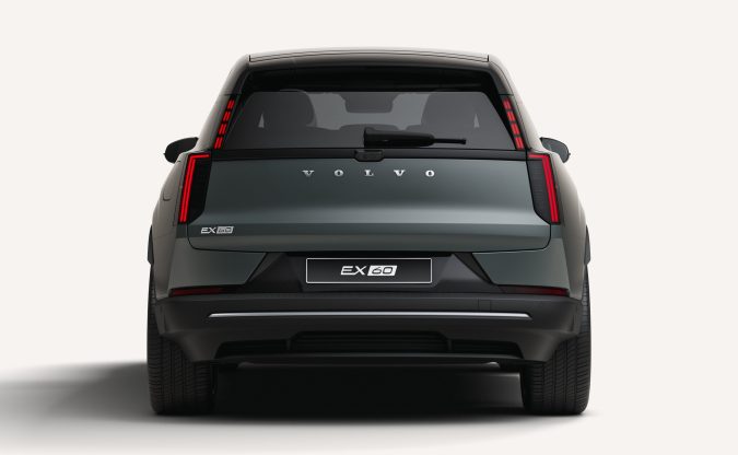 Vista trasera del Volvo EX60 en color gris oscuro con luces LED rojas características