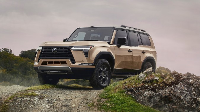 Lexus GX Overtrail 2026 verde Nori Green estacionado en desierto con cactus, SUV todoterreno de lujo preparado para aventuras off-road en arena.