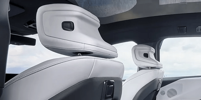 Asientos traseros BMW iX3 con amplio espacio y tapicería en cuero blanco, interior espacioso del SUV eléctrico.