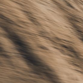 Porsche Macan Eléctrico azul conduciendo en carretera de curvas con montañas al atardecer, vista dinámica