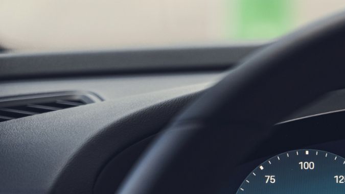 Interior Porsche Macan Eléctrico, detalle del volante y cuadro de instrumentos digital con información de conducción.