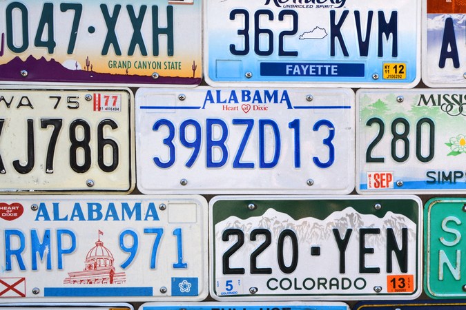 Variedad de placas de matrícula de Estados Unidos, destacando la placa de Montana entre otros estados
