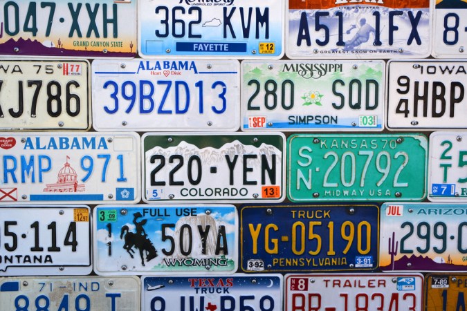 Variedad de placas de matrícula de Estados Unidos, destacando la placa de Montana entre otros estados