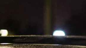 Agente de policía haciendo prueba de alcoholemia a conductor dentro de su vehículo por la noche. Control de ebriedad.