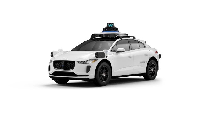 Robotaxi Waymo Jaguar I-PACE blanco con sensores autónomos en fondo transparente