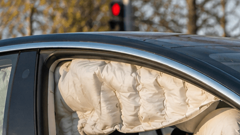 Tesla siniestrado con fuertes daños frontales y airbags activados después de un accidente