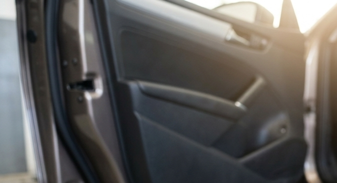 Escáner OBD-II mostrando diagnóstico PASS sin códigos de error en revisión automotriz profesional del vehículo