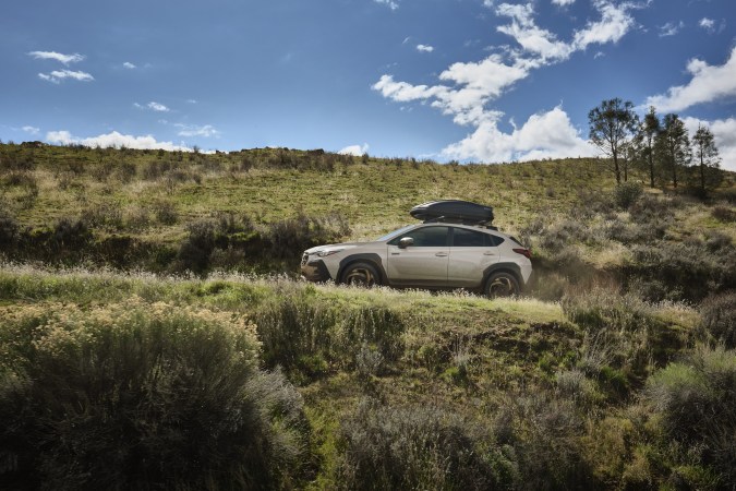 Subaru Crosstrek Hybrid 2026 estacionado al aire libre, SUV híbrido compacto de color moderno.