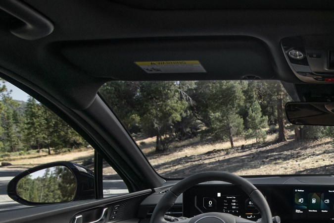 Interior completo Kia K5 2026 con tablero digital y diseño moderno premium.