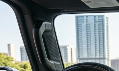 Interior de auto eléctrico de General Motors con Apple CarPlay en pantalla táctil, mostrando cómo volver a usar Apple CarPlay en vehículos eléctricos modernos