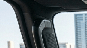 Interior de auto eléctrico de General Motors con Apple CarPlay en pantalla táctil, mostrando cómo volver a usar Apple CarPlay en vehículos eléctricos modernos