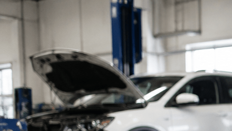 Mecánico ajusta sensor de auto inteligente de auto y sensores ADAS
