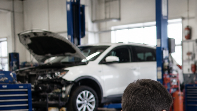 Mecánico ajusta sensor de auto inteligente de auto y sensores ADAS