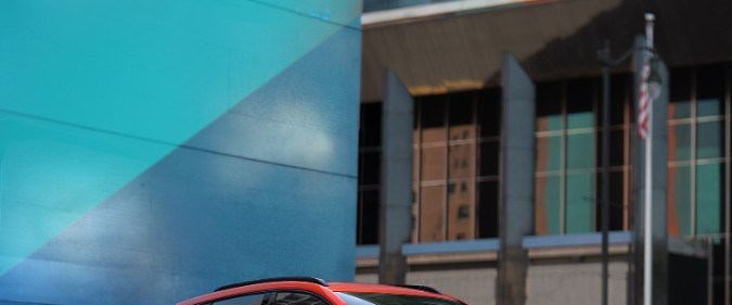 Chevrolet Bolt 2027 rojo y azul juntos, vista frontal de los nuevos SUVs eléctricos compactos de Chevrolet.