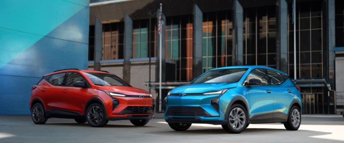 Chevrolet Bolt 2027 rojo y azul juntos, vista frontal de los nuevos SUVs eléctricos compactos de Chevrolet.