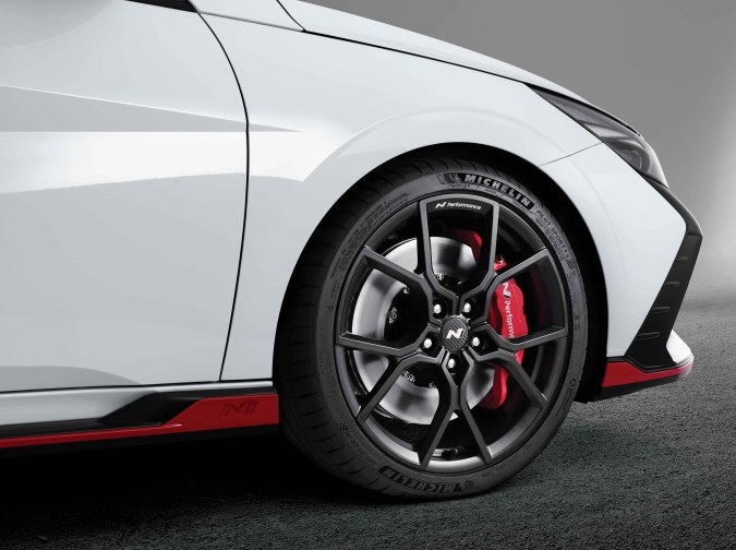Llanta negra Hyundai Elantra N Performance con freno rojo y neumático Michelin Pilot Sport en detalle lateral.