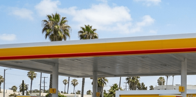 Estación Shell en Estados Unidos muestra letrero con precios récord de gasolina en 2026