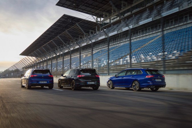 Volkswagen Golf R, Golf R Black Edition y Golf R Variant en pista de carreras, vista trasera de los potentes hatchbacks deportivos